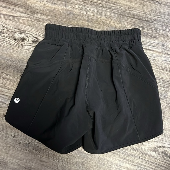 Lululemon women’s black track mid rise short 5’ lined - Picture 2 of 2